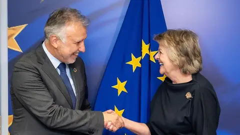 La comisaria de Pol&iacute;tica Regional de la Uni&oacute;n Europea, Elisa Ferreira (d), recibe al presidente de Canarias, &Aacute;ngel V&iacute;ctor Torres (i), como nuevo representante del colectivo de Regiones Ultraperif&eacute;ricas, este martes en la sede de la Comisi&oacute;n Europea en Bruselas, B&eacute;lgica. EFE/Zacar&iacute;as Garc&iacute;a