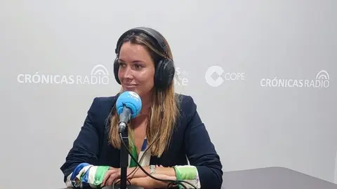 Mar&iacute;a Fernandez en el estudio de Cr&oacute;nicas Radio - Cadena Cope.