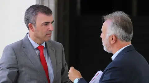 El presidente del Partido Popular de Canarias, Manuel Dom&iacute;nguez, con el presidente del Gobierno de Canarias, &Aacute;ngel V&iacute;ctor Torres.