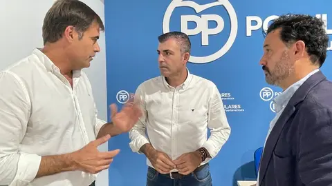 Fernando Ense&ntilde;at, Manuel Dom&iacute;nguez y Guillermo Mariscal en la sede del Partido Popular.