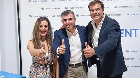 Jessica de Le&oacute;n, Manuel Dom&iacute;nguez y Fernando Ense&ntilde;at en la presentaci&oacute;n de candidatos.