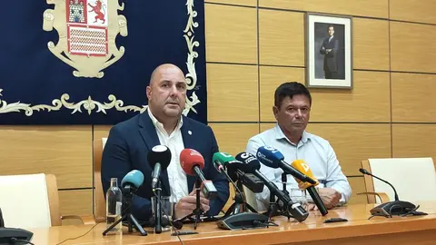 Lloret y Armas en el Cabildo, tras el cese de los consejeros de CC.
