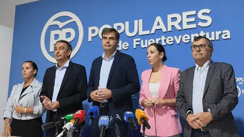 Los consejeros y el presidente del PP tras la ruptura del pacto en el Cabildo.