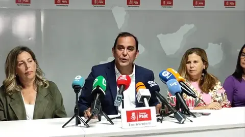 Rueda de prensa en la sede del PSOE tras la ruptura en el Cabildo.