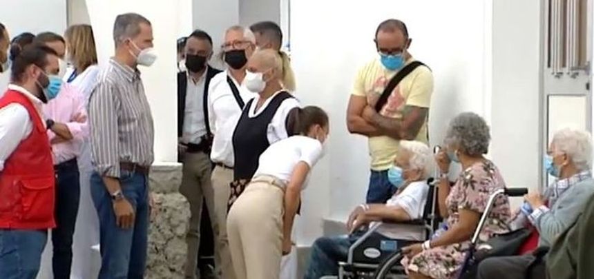 Los Reyes visitan a evacuados por volcán La Palma